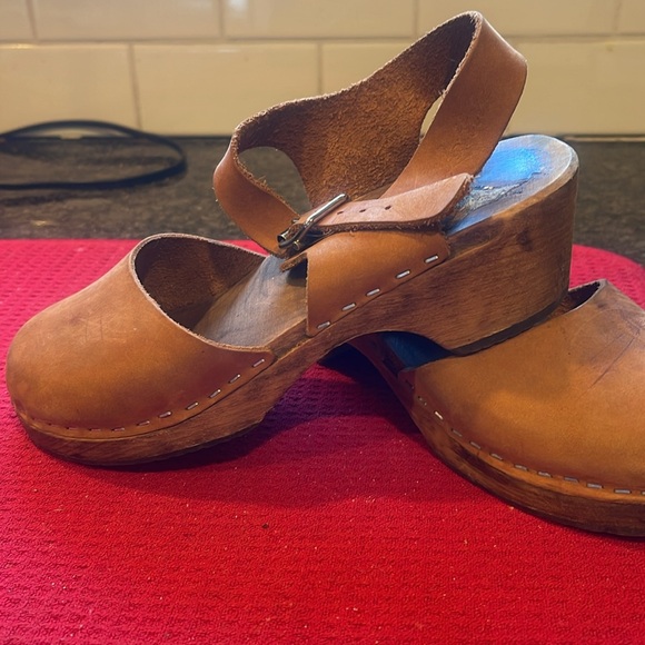 Lotta’s Low Tan Wood Clogs - Picture 7 of 11